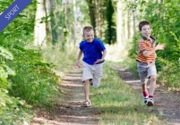 Foto van twee jongens die lopen in een bos